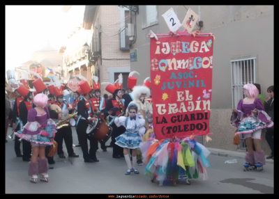 ¡¡ Juega conmigo !!, escena carnavalesca de la asociación "El Trajín". 25-2-12
"En primer lugar observaremos el estandarte, llevado por un seños mayor, él es el fabricante de juguetes, fabricante de sueños para los niños y niñas de todo el mundo....A continuación representamos la alegoría de los juguetes (...) Seguidamente para abrir paso y anunciar que los juguetes están aquí para todos vosotros. los soldaditos de plomo, tocan marchas y músicas infantiles, recordando que, aunque seamos papás y mamás, abuelitos y abuelitas, en otro tiempo también jugaron cuando fueron niños." 
Palabras clave: el trajin carnaval 2012