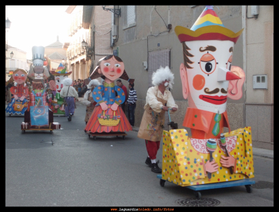 ¡¡ Juega conmigo !!, escena carnavalesca de la asociación "El Trajín". 25-2-12
"...Los fabricantes de juguetes están arreglando y fabricando muñecos de hojalata y al lado suyo están las maquinarias de los juguetes, esas tuercas, arandelas de colores bronces, oros y platas, que siempre cuando arreglamos alguna nos sobra..." (Texto sacado del folleto que repartía la muñeca sobre patines)
Palabras clave: el trajin carnaval 2012