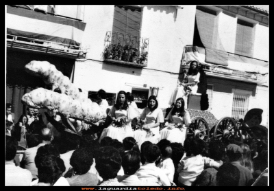 CARROZA REINA
Carroza de la reina y damas 1973.
Reina: Mª Llanos Montesinos.
Damas: Sagrario Mejía, Isabel Maroto y Teresa Cabiedas.  
Palabras clave: Carroza  reina damas