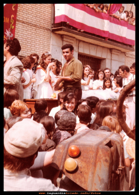 Carroza 1978
Fiestas 1978. Jesús Barajas Mascaraque participante de una carroza concursante de ese año, repartiendo algo (no se sabe qué) a las damas y reinas.
Mª Amparo Valero Moya (reina 1977) y Mª Asunción Campaya Pedraza.
FIESTAS, CELEBRACIONES Y TRADICIONES: <Fiestas patronales 1978


Palabras clave: Fiestas 1978