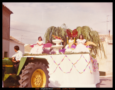 Carroza 1982
Carroza de la reina y damas del 1982 preparada para el desfile.
Reina, Mª del Mar López Morales.
Damas, Pilar Pedraza Guzmán, Mª Eugenia Orgaz Largo, Mª Luisa López Antolinez. Mª Ángeles Mejía Hernández,  Rosa María Álvarez Alonso Roció Orgaz Guzmán.



Palabras clave: Carroza de la reina y damas del 1982 