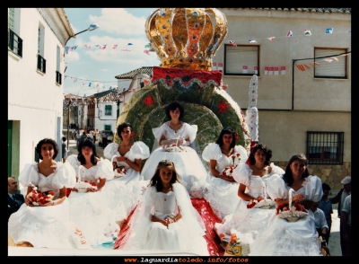 Carroza
Carroza con la reina y damas del año 1986.
Mercedes Alberca, Tere, Ana López, Isabel Araque, Mª Carmen Peláez, Estrella, Encarni Mascaraque y la niña Sara Araque.  

Palabras clave: Carroza del año 1986