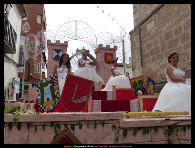 La Carroza
Carroza de la reina y damas 2014.Hecha por Jesús Muñoz y Moises
Reina Mª José Guzmán González, damas de honor, Ana Nuño Campaya, Rosana Torres Crevillén y Laura Pérez Peláez.

Palabras clave: Carroza de la reina y damas 2014