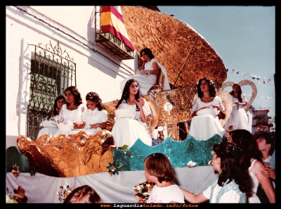 Carroza fiestas 1981
Carroza de  la reina y damas del 1981.
Reina,  Alicia Valero
Damas, Mercedes Hernández Nuño, Ino Puerta Pedraza, Gloria García Pasamontes, Pilar Mascaraque Peláez, Mercedes Pedraza Huete  y  Margarita López Valladares.
La niña, Sonia Valero.

Palabras clave: Carroza de  la reina y damas del 1981