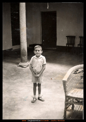 Casa de D. Eulogio
Javier Díaz-Valero Guzmán, en el patio de la casa de su abuelo D. Eulogio. Hoy la actual casa de los Jaenes. Año 1954.
Palabras clave: casa de los Jaenes