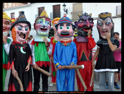 Cabezudos
Pasacalles por las calles del pueblo anunciando el inicio de las fiestas, 23-9-2016
Palabras clave: Pasacalles fiestas