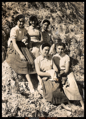  Cerro del Sto Niño
Cuadrilla de mozas en el cerro del Sto Niño.
Esta foto esta tomada a finales de los años 50, se ve a las jóvenes que todas llevan faldas de tablas. Eran faldas de tergal, que por mucho que se lavaban y pasara el tiempo por ellas siempre estaban igual, como recién estrenadas, se pasaban de una hermana a otra impecables.  
EL CURSO DE LA VIDA: La juventud y los amigos

Asunción (Chon), Lola (mujer de rito), Vicenta Román, Concha Peláez y Estefa Román. 

Palabras clave: Cuadrilla de mozas  faldas de tergal