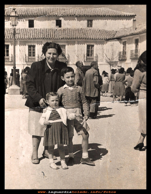Cesar y sus hijos
La plaza Mayor 1953.
Cesar Nuño con sus hijos Ina y Luis González.
EL CURSO DE LA VIDA: < Las familias
Palabras clave: La plaza Mayor 1953