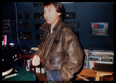 El disc jockey que todos recordaremos...
El chico de la foto no se llamaba Toni, se llamaba César. 


Durante muchos años al ritmo de su música, los mozos y las mozas de La Guardia, bailamos, nos reímos, y porque no decirlo, también nos besamos y algunos se enamoraron y se casaron. 

Muchos de los jóvenes guardiolos que ahora leéis esto sois el fruto de otra pareja de jóvenes que, en aquellos bailes al ritmo de la música que ponía Toni, no solo cruzaron sus miradas, sino que cruzaron sus vidas. 

Aquellos chicos del ayer hoy son vuestros padres, como vosotros lo seréis de vuestros hijos, y así, sigue la vida....

Toni era más que un disjokey era 'nuestro' disjokey, hoy es una persona entrañable para todos aquellos que vivimos aquella época.

Ya no está con nosotros pero está en nuestra memoria y le vamos a hacer un homenaje, porque se lo merece.

Palabras clave: toni cesar discjockey discoteca