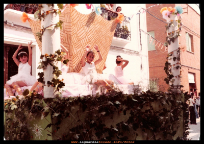 Cesta de flores 
Fiestas 1978, Carroza cesta de flores. En la foto Mª Angeles Pedraza.
Palabras clave: Fiestas 1978, Carroza cesta de flores