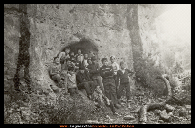 Ciudad Encantada
Excursión de muchachos y muchachas, de la parroquia de La Guardia, cuando estaban en la catequesis, preparándose para la confirmación. En el año1976. Fotografía tomada en la ciudad encantada.

Palabras clave: Excursión de muchachos y muchachas, de la parroquia de La Guardia