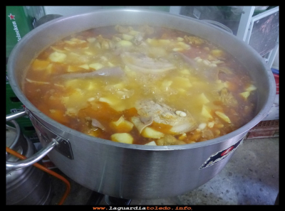 Cociendo... 
Tercer festival gastronómico, organizado por la asociación cultural Proyecto Tupi.
Todos los años dedicamos esta jornada gastronómica a las judías, porque creemos que este plato tan nutritivo fue uno de los más importantes durante décadas en nuestro pueblo, simplemente cocidas con un poquito de aceite y una cabeza de ajos, a unas suculentas de matanza, que admitían cualquier parte del cerdo sobretodo el morquin  (El morquin es el estómago  del gorrino, que se rellena de la misma masa de las morcillas)
Otras de las costumbres era, el 17 de Enero día de San Antón,  echar el rabo del lechón al puchero con las judías, para que el próximo año el gorrino fuese más grande. 

Palabras clave: festival gastronómico judías Proyecto Tupi