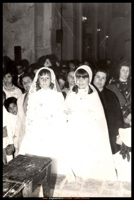 Comunión de Mª Carmen
Éste es el estado en que se encontraba la calle el Calvario hasta el año 1978, año que se instaló el desagüe en el pueblo.
Comunión de Matilde Dones, Mari Martín, Mati, Andrés y Jesusa.
EL CURSO DE LA VIDA: < Comuniones y confirmaciones
Palabras clave: Primera comunión