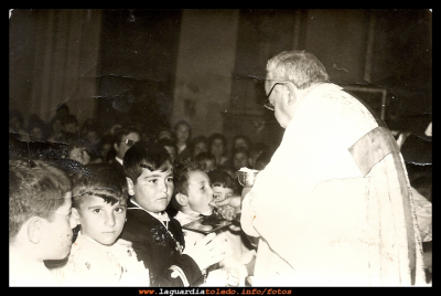 Comunión Félix Martin
Año 1970, D. Francisco dando la primera comunión a Félix Martín, los niños de al lado son: Pedro Sánchez y Juan López.
EL CURSO DE LA VIDA: < Comuniones y confirmaciones


Palabras clave: D. Francisco dando la primera comunión