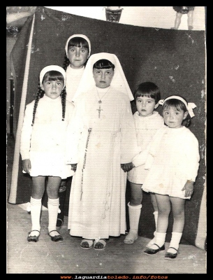 Comunión de Carmen Espada Huete
Carmen Espada Huete en el día de su primera comunión, acompañada por Goyi, Mari y Pili Pedraza Espada y Angelines Espada. Año 1970.
Palabras clave: comunión Año 1970.