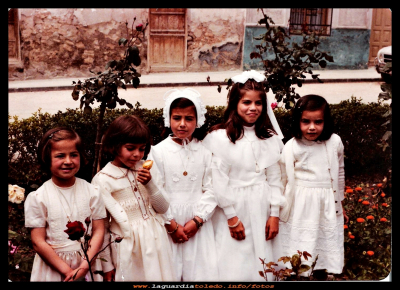 Comunion de Mª Carmen
Comunión de Mª Carmen Pedraza Cabiedas.
En la foto vemos a Mª Angeles, Pedraza, María Parra, Mª Carmen Pedraza, Ana Parra y Ana Mari Espada, en la glorieta en el año 1977.
(Las niñas María y Ana eran hijas de Charo, una maestra que aquella época trabajaba dando clases en la escuela)

Palabras clave: Comunión año 1977