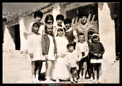 Comunion de Pili
Comunión de Mª Pili Guzmán Sánchez, año 1965.
En la foto: Margari Morales, Manoli y Seve Guzmán Sánchez, Inés y Mari Guzmán.
Las niñas: Edu Sánchez, Isabel, Mª Pili Guzmán Sánchez, Mercedes y Manolo Sánchez…

Palabras clave: Comuniones