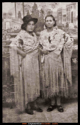 Con mantón de manila
Eugenia Huerta y Melchora (hija de la tía Fermina) 1920. 
Palabras clave: Eugenia y Melchora  1920