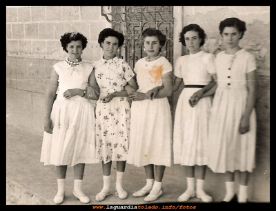 Concha y amigas
Cuadrilla de amigas en el año 1957.
Lola (mujer de rito) Concha Peláez, Estefa Román, Ascensión (Chon la tomasona) y Vicenta Román.
Palabras clave: Cuadrilla de amigas