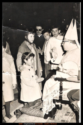 Confirmación de Manuela Orgaz
Confirmación de Manuela Orgaz Pasamontes, en el año 1965; su madrina Mari Pasamontes Guzmán. 
Palabras clave: Confirmación