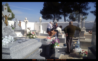 Costumbres II
Unos días antes de los Santos, se tiene costumbre de hacer limpieza en las sepulturas de  nuestros familiares (27-10-2014) 
Palabras clave: días de los Santos