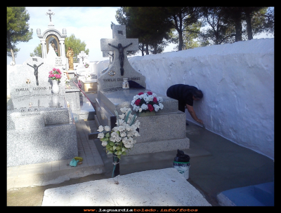 Costumbres
Unos días antes de los Santos, se tiene costumbre de hacer limpieza en las sepulturas de  nuestros familiares (27-10-2014) 
Palabras clave: días de los Santos