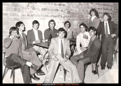 Cuadrilla de amigos
Mozos en las fiestas, años 70. En esta foto, de pie por la derecha  Cesar Santiago Sánchez, más conocido por “Toni”,  disc joquey  en la discoteca Tres Espadas.
Palabras clave: Cesar Santiago Sánchez   “Toni”  disc joquey