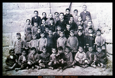 D. Efrén
Grupo de niños del colegio, con el maestro Don Efrén, año1930. 
EL CURSO DE LA VIDA: La escuela
Palabras clave: Grupo de niños  Don Efrén, año1930