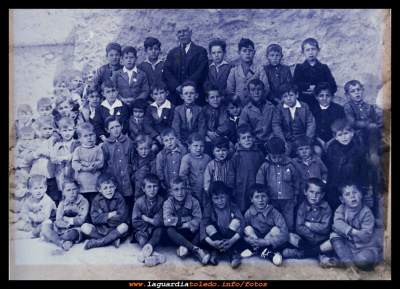 D. Julio Muñoz
Grupo de niños del colegio, con el maestro Don Julio Muñoz en los años 20.
EL CURSO DE LA VIDA: La escuela
Palabras clave: Grupo de niños  maestro Don Julio Muñoz años 20.