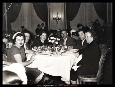 Dña. Sagrario
De boda: Dña. Sagrario Pérez, Tomás Mejía, Maria Garcia, Ricardo Montesinos, Paco Novillo y Juana su mujer.
Palabras clave: Dña. Sagrario