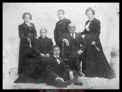 D.Valentín Escobar
Familia de Don Valentín Escobar, fue maestro de La Guardia. Hoy lleva su nombre la escuela pública. 
Palabras clave: Don Valentín Escobar escuela 