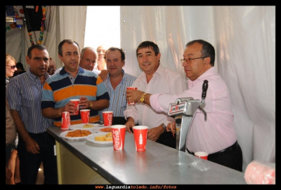 Ayudantes en casa de la Reina
Fueron muchos los que ayudaron a la familia de la Reina en el tradicional aperitivo ofrecido a gran parte del pueblo. Aquí los que servían las bebidas.

Palabras clave: ayudantes casa reina