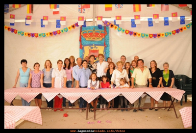Ayudantes en casa de la Reina
Al lado de la casa de la Reina se montó una carpa para invitar a un aperitivo a la gente del pueblo. Aquí en la foto algunas de las personas que ayudaron con los preparativos.

Palabras clave: carpa ayudantes reina 2009