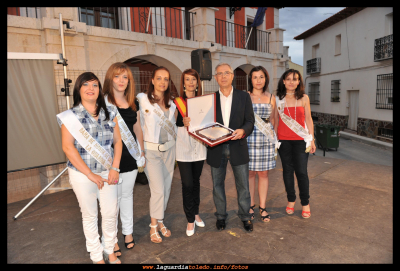 Homenaje a Don José Manuel. En la foto con las damas de cuando fue mantenedor, fiestas 1994.
Dice el diccionario de la Rae: Don :Tratamiento de respeto que se antepone a los nombres de pila. Don : Disposición natural y peculiar de quien es sociable en el trato y tiene facilidad para atraer y persuadir a los demás.
El primer Don, Don Jose Manuel se le ha ganado a pulso. El segundo aunque es algo que casi se nace con ello, también hay que forjarlo durante el paso de los años y Don Jose Manuel  así lo ha hecho y además así se le ha reconocido con el cargo de Juez de Paz de nuestro pueblo La Guardia. 
Palabras clave: homenaje a don jose manuel
