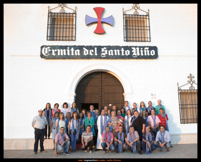 7 de julio de 2012. Acción de Gracias al Santo Niño de los nacidos en 1965
Esta semana pasada nos juntamos los guardiolos nacidos en el año 1965
No estábamos todos  37,  pero para ser la primera convocatoria no esta mal, somos casi 70 personas entre nacidos en La Guardia y los nacidos fuera por una razón u otra  (ya se comenzaba a ir a Madrid para traernos al mundo) 
Echamos de menos a los que no asistieron y tuvimos la suerte de compartir esta calurosa tarde del día de San Fermín, ademas de con nuestros compañeros  y conocidos,  con algunos de nuestros antiguos profesores; como Doña Marichon (Maria Ascension Luengo) nuestra primera profesora en párvulos y esposa de un guardiolo desgraciadamente desaparecido Martin Dones; Don Jose Manuel profesor nuestro en 3º de E.G.B.  Doña Juli  en 7º y  8º  y con nuestro párroco Don David que curiosamente también es de nuestra quinta
Estuvimos en "Las Escuelas" en una de nuestras aulas, que curiosamente a todos nos parecieron mas pequeñas  que cuando éramos niños. Recordamos la estufa de leña, la carbonera, la cartilla de Alvarez, los triángulos de leche y las temidas vacunas 
Jose Manuel paso lista, e incluso alguno llego tarde, creo que como cuando tenía 4 o 5 años y es que vivía en la Villeta (el barrio que mas lejos está del cole) 
Después ofrecimos una Acción de Gracias  al Santo Niño, ya que afortunadamente vivimos todos los nacidos en ese año. Luego a cenar a  "Los Conos", de postre tomamos unos buñuelos artesanos cortesía del Tío Novillo y de mi mujer Ana y para terminar unas copitas en "El Carro" con Cristobal "Clarín" a los mandos
Una tarde muy especial llena de emociones, recuerdos y anécdotas que seguro repetiremos en unos años, para entonces os esperamos a los que no habéis podido venir esta vez 

Gracias a Azucena, Marisa, Geles, Mari Carmen, Alejandro y Jose, entre todos hemos organizado esta bonita tarde 

  !!!!!  Vivan los quin@tos de 1965  !!!!
Juán Fernando Novillo (Piccolo)
Palabras clave: nacidos en 1965