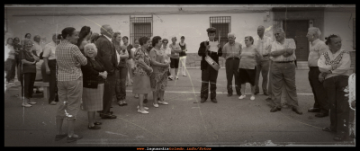 Pregón anunciador de las Tradiciones al Fresco, julio/2010
Carlos en la puerta de la Iglesia pregonando la proyección nocturna de Tradiciones al Fresco
Palabras clave: pregon