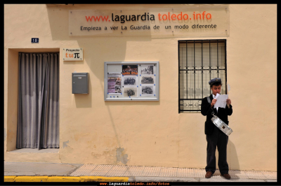 Pregón sobre las Tradiciones al fresco
Carlos en la puerta del Tupi pregonando la proyección de Tradiciones al Freso
Álbum: Parece que fue ayer
Palabras clave: pregonero