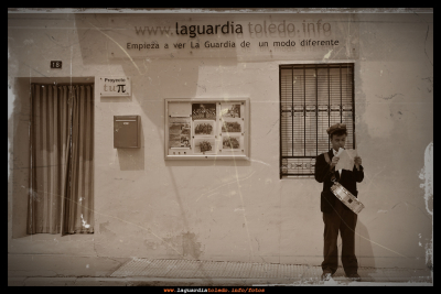 Se hace sabeeeeeeeeeeer!
Volvemos a verle por nuestras calles y esquinas avisándonos de las proyecciones,  que organizadas por el Proyecto Tupi se podrán ver en esta localidad en los fines de semana del mes de Julio  
Gracias a Carlos por prestarse a recuperar una tradición ya perdida en nuestro pueblo 
Palabras clave: carlos pregonero proyecciones tupi