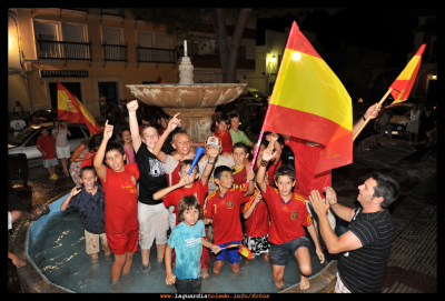 España gana el mundial de futbol 2010
Los chavales en la fuente de la plaza celebrando la victoria de la selección española de futbol en el mundial 2010
Palabras clave: mundial futbol 2010