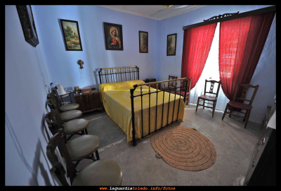 Reportaje fotográfico de la casa de la abuela de Enrique Peláez Dominguez (13)
Abuelo : Gregorio Domínguez  Orgaz  “El Mandrullo”
Abuelo : Gregorio Domínguez  Orgaz  “El Mandrullo”.
Abuela :  Enriqueta Huete Tejero  Hija del  Tío Antonio   “El Napo”.
Dirección  C/Villeta Nº  30  La Guardia (Toledo).
Enrique nos abre la casa de sus abuelos en la Villeta la calle más antigua de La Guardia.  
Esta casa la compró Gregorio , en 1925, por la cantidad de 1500 reales.
Todos los años Enrique tiene que realizar labores de encalado y limpieza para su conservación . Nos cometa que es su pasión realizar la labor de mantener la casa de sus antepasados.
 Ahora está deshabitada,  pero  en perfectas condiciones como podéis ver en el reportaje fotográfico que hemos realizado. 
Desde  “Proyecto Tupi” le damos las gracias y animamos a las personas, que tengan un patrimonio parecido, a su conservación.

Palabras clave: enrique casa villeta