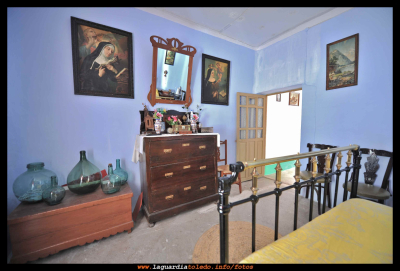 Reportaje fotográfico en la casa de la abuela de Enrique Peláez Dominguez (12)
Abuelo : Gregorio Domínguez  Orgaz  “El Mandrullo”.
Abuela :  Enriqueta Huete Tejero  Hija del  Tío Antonio   “El Napo”.
Dirección  C/Villeta Nº  30  La Guardia (Toledo).
Enrique nos abre la casa de sus abuelos en la Villeta la calle más antigua de La Guardia.  
Esta casa la compró Gregorio , en 1925, por la cantidad de 1500 reales.
Todos los años Enrique tiene que realizar labores de encalado y limpieza para su conservación . Nos cometa que es su pasión realizar la labor de mantener la casa de sus antepasados.
 Ahora está deshabitada,  pero  en perfectas condiciones como podéis ver en el reportaje fotográfico que hemos realizado. 
Desde  “Proyecto Tupi” le damos las gracias y animamos a las personas, que tengan un patrimonio parecido, a su conservación.

Palabras clave: enrique casa villeta