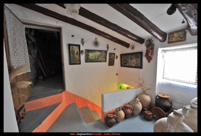 Reportaje fotográfico en la casa de la abuela de Enrique Peláez Dominguez (11)
Abuelo : Gregorio Domínguez  Orgaz  “El Mandrullo”.
Abuela :  Enriqueta Huete Tejero  Hija del  Tío Antonio   “El Napo”.
Dirección  C/Villeta Nº  30  La Guardia (Toledo).
Enrique nos abre la casa de sus abuelos en la Villeta la calle más antigua de La Guardia.  
Esta casa la compró Gregorio , en 1925, por la cantidad de 1500 reales.
Todos los años Enrique tiene que realizar labores de encalado y limpieza para su conservación . Nos cometa que es su pasión realizar la labor de mantener la casa de sus antepasados.
 Ahora está deshabitada,  pero  en perfectas condiciones como podéis ver en el reportaje fotográfico que hemos realizado. 
Desde  “Proyecto Tupi” le damos las gracias y animamos a las personas, que tengan un patrimonio parecido, a su conservación.

Palabras clave: enrique_casa_villeta