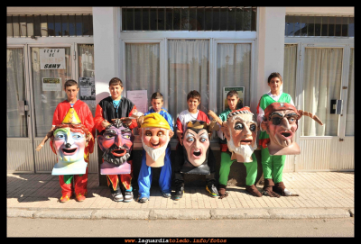 Gigantes y cabezudos
Antes del desfile del día 24-9-10, fotografiamos a los niños que depués nos animaron como "cabezudos"
