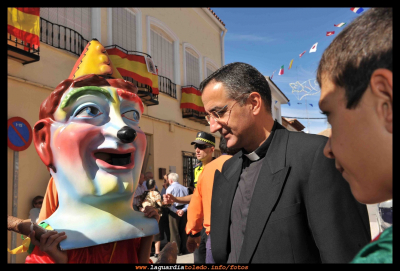 Nuestro párroco
Detalle de nuestro párroco D. David Belmonte junto a uno de los cabezudos antes del desfile del día 24-9-10.
