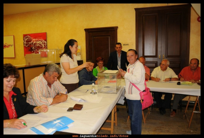 Elecciones al Parlamento Europeo, 7 de junio de 2009
En la fotografía aparecen, entre otros: Pilar Garcia-Cano, Jose Vicente Campalla , Sor Elena, Isidora Mascaraque, Francisco Santiago, Vicenta  “La Vicen” (ejerciendo su derecho al voto) y  Marcelino Orgaz


Palabras clave: elecciones