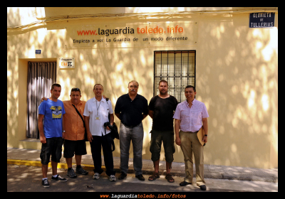 Presentación informal a nuestro alcalde del nuevo aspecto con el rótulo de nuestra vieja sede. 1 de agosto de 2009.
Aunque habrá una inauguración formal, como dios manda con zurra y cacahuetes, aprovechando que estaba nuestro alcalde le enseñamos el nuevo aspecto de nuestra vieja sede en la que subrayamos en que seguimos empeñados en que la gente "empiece a ver La Guardia de un modo diferente".

[b]De derecha a izquierda:[/b] 
Jesús  (Vocal), Juan Fernando (Colaborador y fundador de pTupi) , Juan Cristóbal (Vicepresidente y fundador de pTupi), Luis Cabiedas (Alcalde presidente de La Guardia) , Mario (Presidente de pTupi) y José Luis (Colaborador diccionario y expresiones)

[b]Este rótulo ha sido realizado con la ayuda de Rótulos José Luís del barco:[/b] 
[url=http://www.covadel.com][img]http://www.proyectotupi.com/images/stories/descargas/35_patrocinadores/covadel.jpg[/img][/url]

ASOCIACIONES CULTURALES: -> Proyecto TuPI

Palabras clave: Presentación informal a nuestro alcalde del rótulo en la nueva sede. 1 de agosto de 2009.