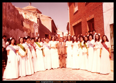 Damas y reinas
Reina y damas salientes, con la reina damas y el mantenedor entrante. Año 1974.
Palabras clave: reina damas y el mantenedor entrante. Año 1974