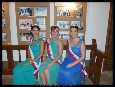 Damas salientes
Las damas, Cristina, Laura y Laura, posando delante de otras damas anteriores. (23-9-2014)     
Exposición de fotografía antigua organizada por la A.C.Proyecto Tupi. Este año con la temática Cortes de Honor 1969-1999. Casa de los Jaenes
Palabras clave: Las damas