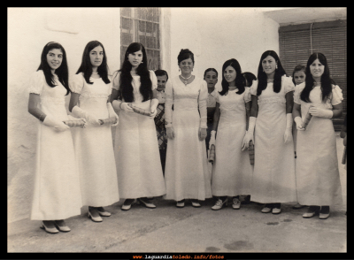 Reina y damas 1970
De izquierda a derecha: Juani Guzmán, Manoli Oliva, Paquita Tacero, Margarita Labrador (reina), Asun Peláez, Mª Antonia García y Pili Tacero
Palabras clave: reina y damas 1970