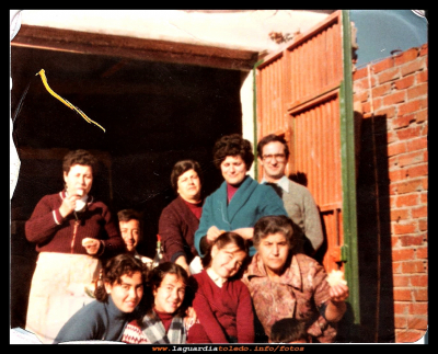 De Matanza
Año 1976. Almuerzo de matanza aprovechando el sol de la mañana.
El almuerzo consistía en la sangre frita del gorrino.
Se hacía con  la primera sangre que daba el gorrino, se le añadía ajo y perejil picado y se freía, para almorzar.
Se tenía por costumbre poner encima de la  sangre una cruz hecha con dos pajitas, para que esta no se hiciera agua antes de freírla.
En la foto Paca Pedraza, José Antonio Puerta, Angelita Cabiedas, Pili García, Paco, Ino Puerta, Mª Carmen Pedraza, Mª Angeles Pedraza y Consuelo López.    
Palabras clave: Almuerzo de matanza